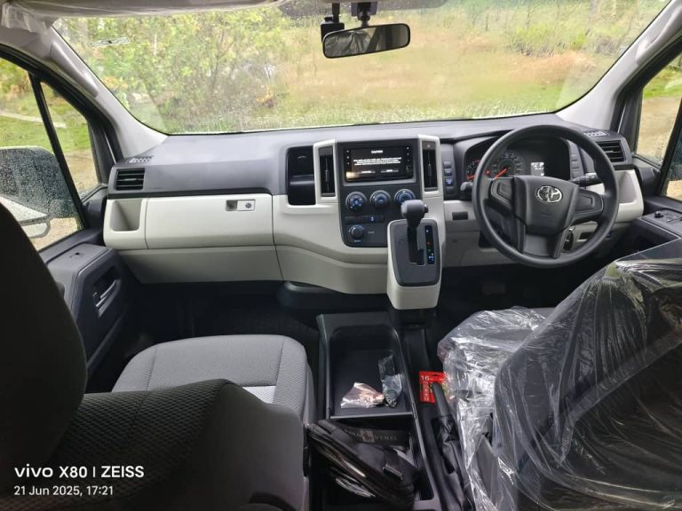 Dalaman van Toyota Hiace auto untuk disewa di Kota Kinabalu