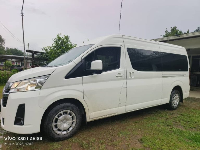 Van Toyota Hiace auto panjang untuk disewa di Kota Kinabalu