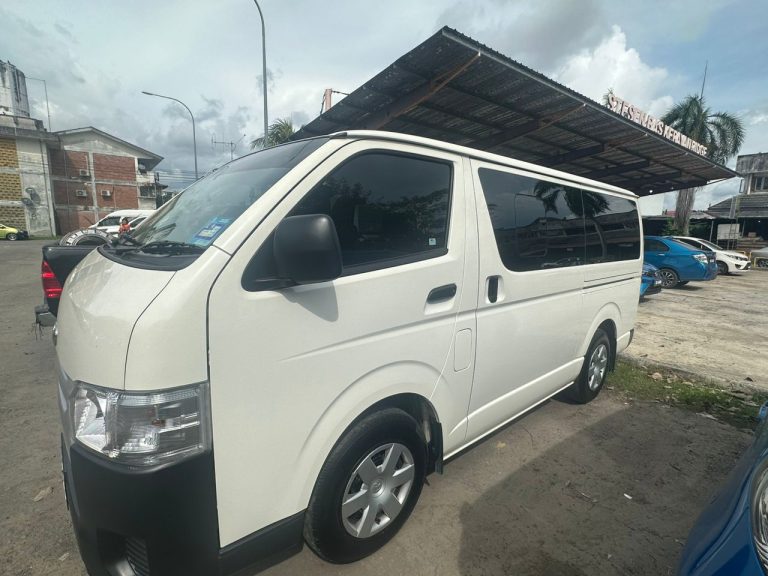 Van Toyota Hiace putih untuk disewa di Kota Kinabalu