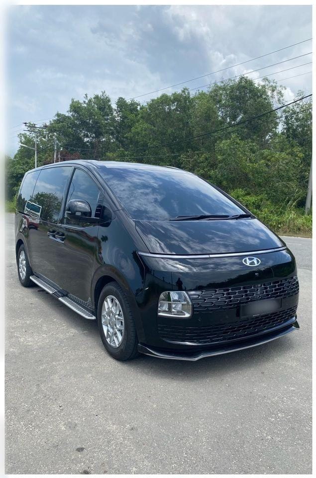 Hyundai Staria hitam untuk disewa di Kota Kinabalu